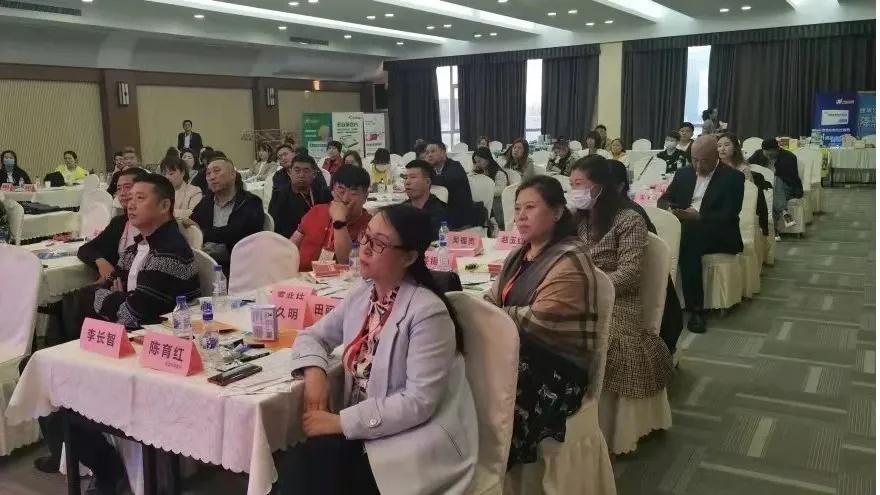 中國(guó)成長(zhǎng)藥店分會(huì)李月東會(huì)長(zhǎng)蒞臨刻康藥業(yè)(圖3) 中國(guó)成長(zhǎng)藥店分會(huì)李月東會(huì)長(zhǎng)蒞臨刻康藥業(yè)(圖3)