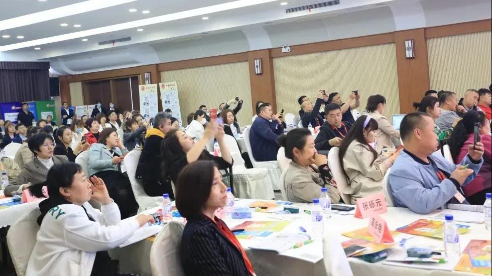 中國(guó)成長(zhǎng)藥店分會(huì)李月東會(huì)長(zhǎng)蒞臨刻康藥業(yè)(圖10) 中國(guó)成長(zhǎng)藥店分會(huì)李月東會(huì)長(zhǎng)蒞臨刻康藥業(yè)(圖10)